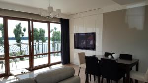 Televízia a/alebo spoločenská miestnosť v ubytovaní Lake Apartment