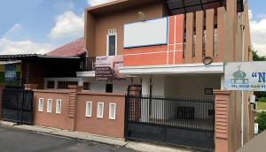 un bâtiment avec une enseigne devant lui dans l'établissement LUMUNGGA KOSTEL By Hans Management, à Lampung