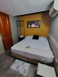 カルタヘナ・デ・インディアスにあるTiny Roomのベッドルーム1室(白いベッド1台付)