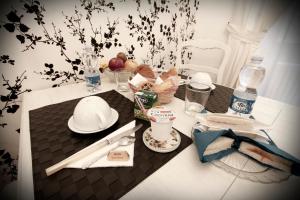 una mesa con comida y bebidas encima en Domus Flaviae, en Roma