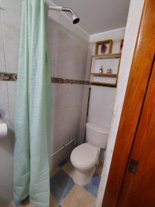 カルタヘナ・デ・インディアスにあるTiny Roomの小さなバスルーム(トイレ、シャワー付) +10枚の写真