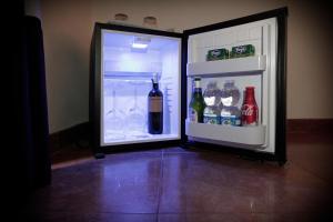 una nevera abierta llena de botellas y bebidas en Domus Flaviae, en Roma