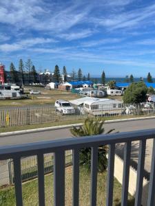 un balcon avec vue sur un parking dans l'établissement Mossel Bay Self-Catering, à Mossel Bay