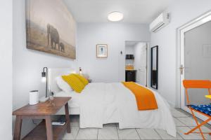 Un dormitorio con una cama, un escritorio y una silla. en Ocean Park Studio Steps to beach Keyless entry, en San Juan