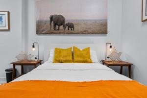 une chambre avec un grand lit et un bébé éléphant dans l'établissement Ocean Park Beach Apart 1, à San Juan