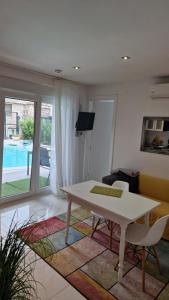 Una sala de estar con una mesa blanca y un sofá. en Basic Mansion Mandalina, en Šibenik
