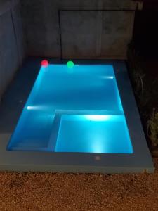 パジェにあるBD Houseの青いテーブル +3枚の写真