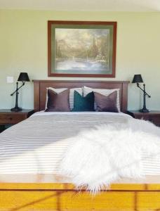 a bedroom with a bed with a white blanket on it at Lone Eagle Haven home in Mesa