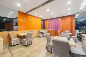大同市にあるJinJiang Inn Datong Pingchengqiaoの部屋にテーブルと椅子があるレストラン