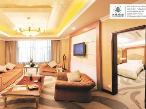 a living room with a couch and a bed at Urumqi Tianyuan Hotel in Ürümqi