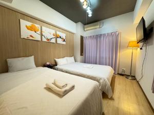 Postel nebo postele na pokoji v ubytování Sakura Sands Hotel