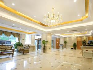a lobby of a hotel with a chandelier at Vienna Hotel Xi'an Zhonglou in Xi'an