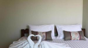 Giường trong phòng chung tại Home Inn Hotel