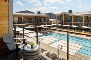 desde el balcón de un hotel con piscina en Appellation Healdsburg, en Healdsburg