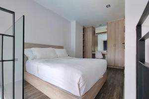 Postel nebo postele na pokoji v ubytování Duplex 1 BR Pool View at Utopia Nai Harn - A315 + 8 fotografií