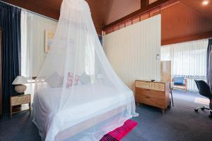 une chambre avec un lit avec moustiquaire dans l'établissement Thai Modern Resort & Spa "Newly Renovated", à Chalong