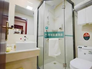 un baño con lavabo y ducha en GreenTree Inn Shanghai MinHang ZhuanQiao Subway Station East ZhuanXing Road Shell Hotel, en Shanghái