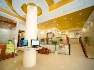 - un hall avec un bureau et un ordinateur dans l'établissement GreeTree Inn Suzhou Industrial Jinji Lake Xinhujie Gaojiaoqu, à Suzhou