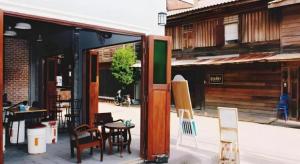 un grupo de sillas y mesas fuera de un edificio en Remember Loei Love, en Chiang Khan 96 fotos más