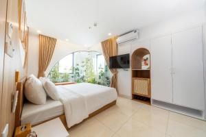 下龙湾Azure Bay Hotel的一间卧室，配有一张大床和一扇窗户。 更多19张照片