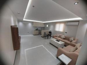a living room with a couch and a table at ساتورن هاوس للشقق الفندقية in Tabuk