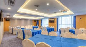 a conference room with blue tables and white chairs at Kyriad Marvelous Hotel·Xi'an North High-speed Railway Station in Xi'an