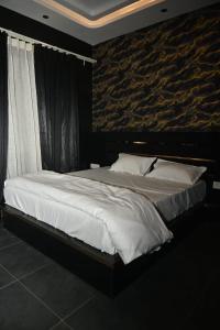 a bedroom with a large bed with a black wall at Shree shyam hotel & restaurant in Mahendragarh