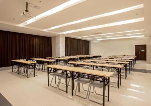 a classroom with tables and chairs in a room at City Comfort Inn Nanning Zoo Keyuan Avenue in Nanning