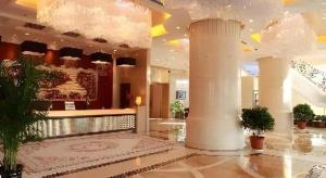 Un vestíbulo de un hotel con columnas blancas y un vestíbulo en Inner Mongolia XingTai Phoenix Hotel, en Hohhot