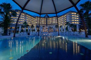 オクルカラールにあるSaphir Resort & Spaの建物の前にスイミングプールがあるホテル