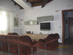 ein Wohnzimmer mit einem Sofa und einem Flachbild-TV in der Unterkunft Appartamento Camera Da Stefy in Bastia Umbra
