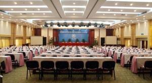 una gran sala con filas de mesas y sillas en Tong Da International Hotel, en Zhangjiajie