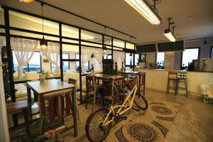una bicicleta estacionada en el medio de una habitación en HOTEL52, en Seogwipo