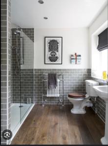 une salle de bains avec toilettes et lavabo dans l'établissement New 4 stars Large prime city center 2 bed 2 bath duplex apartment with free secure parking, à Belfast