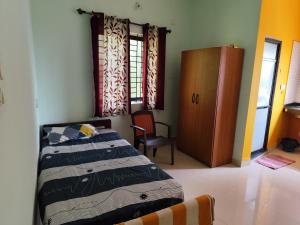 Postel nebo postele na pokoji v ubytování Sree Sai guest house