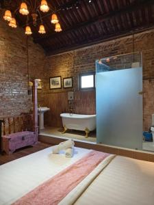 Koupelna v ubytování Brick & Blush 29 at Jonker Area