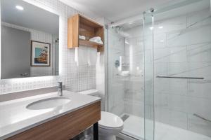 Un baño de Quality Inn and Suites Montreal East 27 fotos más