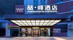 Un edificio con un cartel que dice cooperativa kaneosovoovo en James Joyce Coffetel Changsha Wanjiali Baoqiaobei Metro Station, en Changsha