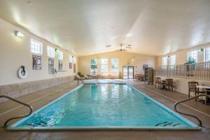 a large indoor swimming pool in a building at Quality Inn & Suites Downtown Walla Walla in Walla Walla