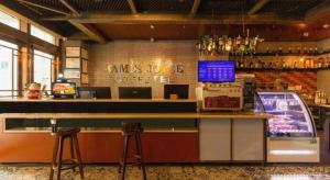 a bar in a restaurant with a gaming console at James Joyce Coffetel Xi'an Lingtong The Terracotta Army Huaqingchi University Town Metro Station in Xi'an