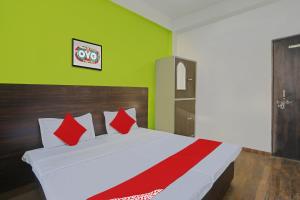 Postel nebo postele na pokoji v ubytování Hotel O Comfort Castle Inn + 16 fotografií