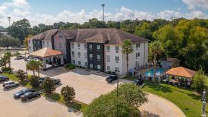 an aerial view of a hotel with a parking lot at Comfort Suites Oil Center in Lafayette
