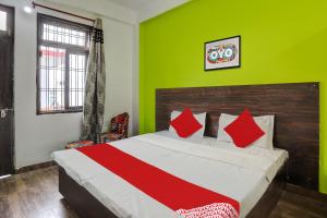 Postel nebo postele na pokoji v ubytování Hotel O Comfort Castle Inn