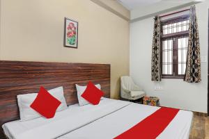 Postel nebo postele na pokoji v ubytování Hotel O Comfort Castle Inn