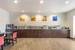 Η κουζίνα ή μικρή κουζίνα στο Comfort Inn & Suites