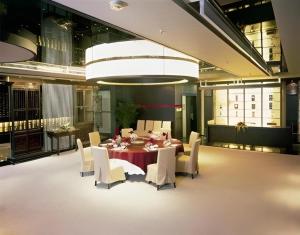a dining room with a table and chairs at Best Western Plus Fuzhou Fortune Hotel in Fuzhou
