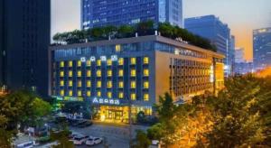Un gran edificio de oficinas en una ciudad por la noche. en Atour Hotel Chengdu High-Tech Zone, en Chengdú