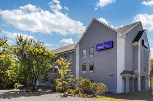 een gebouw met een bord aan de zijkant bij Sleep Inn in Manassas