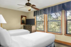 Dos camas en una habitación con dos ventanas. en Hilton Vacation Club Laurel Crest Pigeon Forge, en Pigeon Forge 62 fotos más
