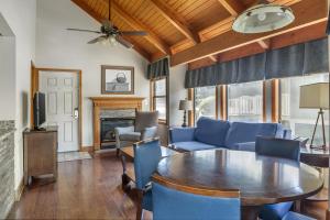 Una sala de estar con una mesa y sillas azules. en Hilton Vacation Club Laurel Crest Pigeon Forge, en Pigeon Forge